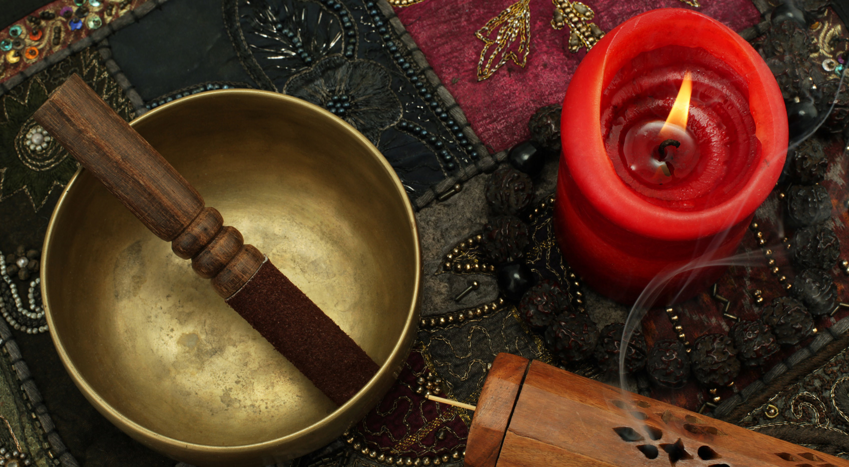 Klangmeditation: Klangschale mit Kerze und Räucherung