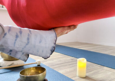 Entspannung im Yogatuch mit Klangbad