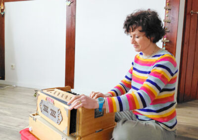 Petra Zallmann spielt Harmonium und singt Mantren
