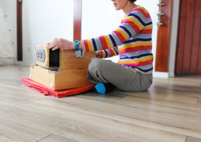 Petra Zallmann spielt Harmonium und singt Mantren